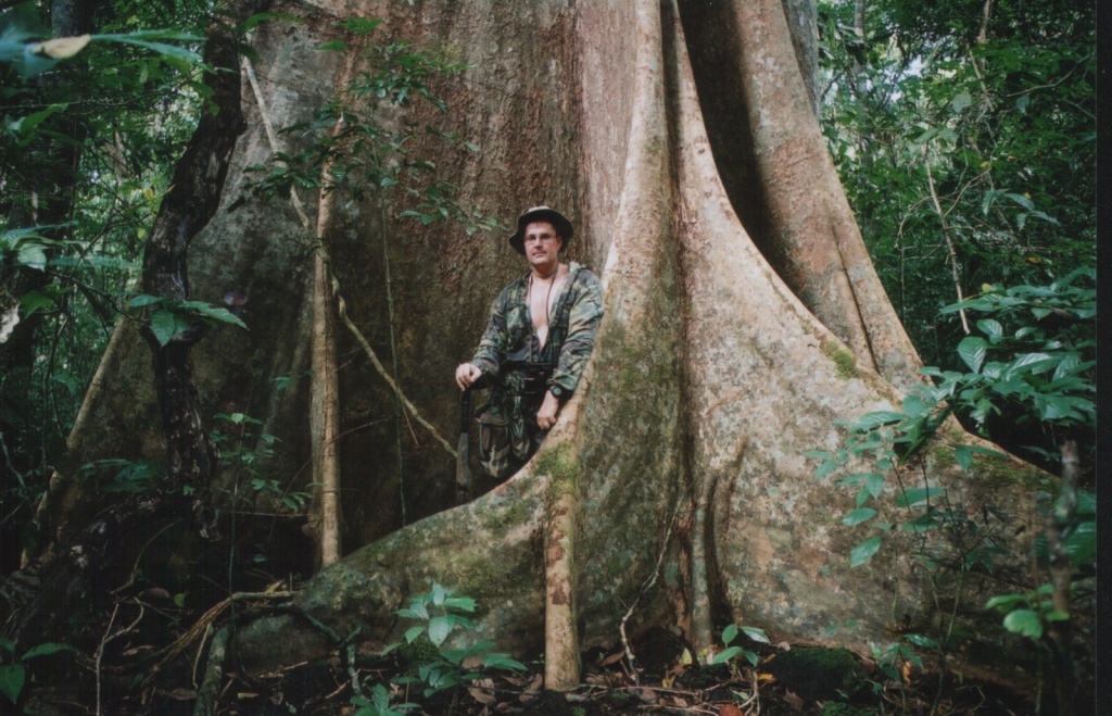 Меж досковидных корней Tetrameles nudiflora в Национальном парке Нам Кат Тьен, Вьетнам. Фото: А. Зиновьева.